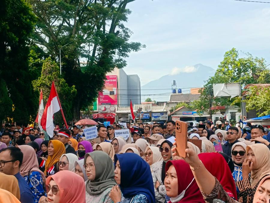 Aksi Demo Ribuan Honorer di Garut, Para Demonstran Akan Menginap Jika Tuntutan Tidak Dikabulkan 