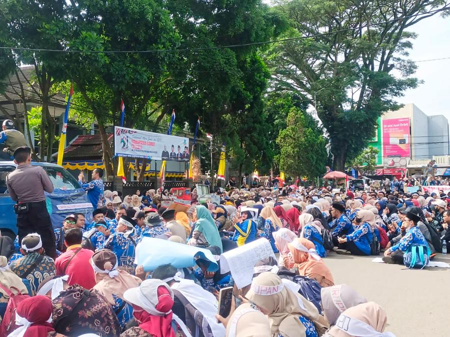 Aksi Demo Ribuan Honorer di Garut, Para Demonstran Akan Menginap Jika Tuntutan Tidak Dikabulkan 