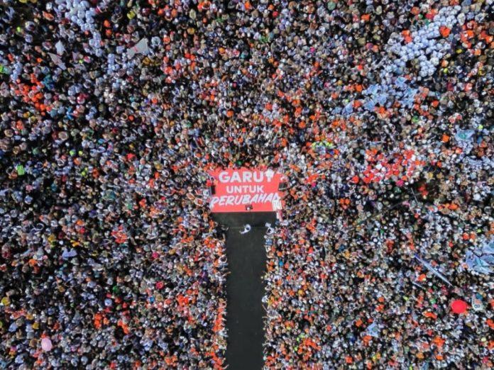 Puluhan Ribu Warga Garut Padati Lapang Jayaraga Dukung Calon Presiden No Urut 1