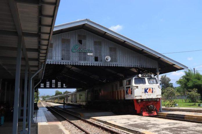 kereta api di stasiun Cibatu Garut pada Minggu (24/03/2024)