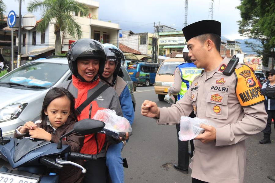 Razia Perut Lapar Polres Garut: Berbagi Berkah dan Imbauan Keselamatan Lalu Lintas