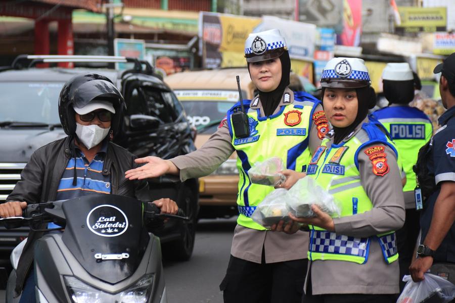 Razia Perut Lapar Polres Garut: Berbagi Berkah dan Imbauan Keselamatan Lalu Lintas