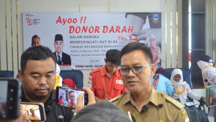 Donor Darah Di Kecamatan Banyuresmi, Yudha Puja Turnawan, anggota DPRD Garut dari Partai PDIP (kiri) bersama Camat Banyuresmi, H. Hermawan (kanan)