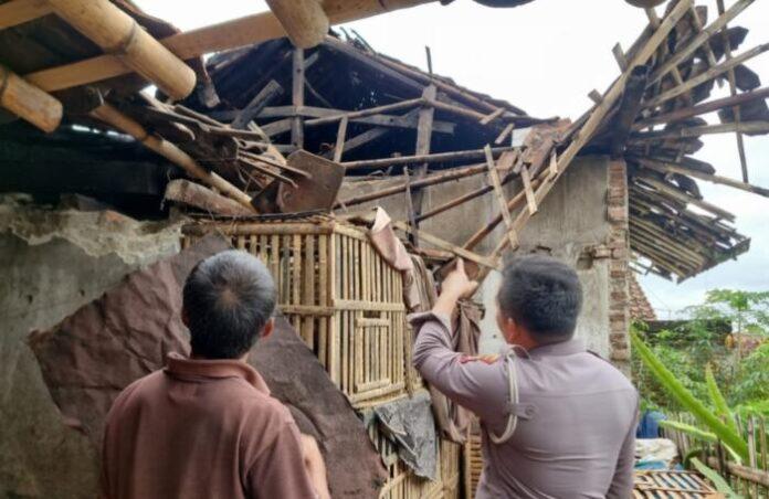 Rumah Tua Roboh Akibat Hujan Deras di Garut, Kerugian Materiil Mencapai Rp10 Juta