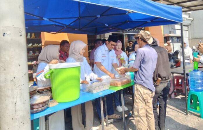 Bersama Garut Muda dr Helmi Budiman melaksanakan kegiatan Rumah Makan Gratis untuk para pejuang jalanan