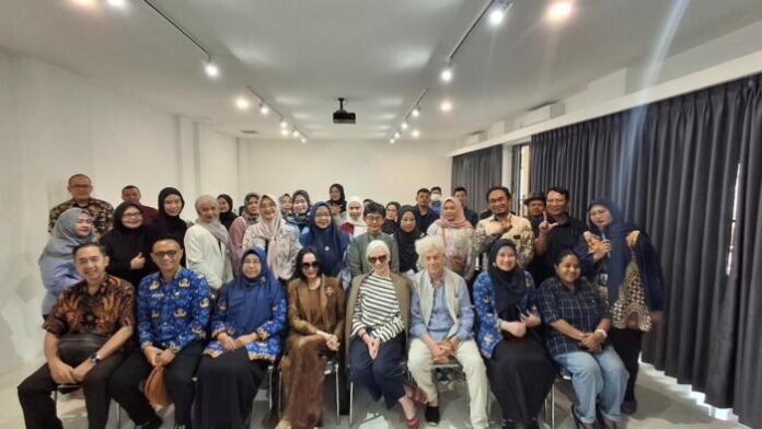 Rebecca Sharp Stern, Ahli dari Italia Temui Artisan Kulit Garut di Piazza Firenze Untuk Membangun Potensi Industri Kulit Garut Menuju Brand Produk Fashion Kulit Berkualitas