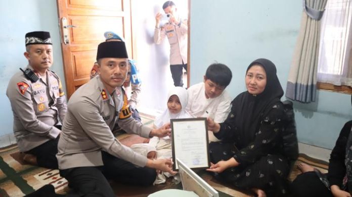 Gugur Dalam Melaksanakan Tugas, Alm. Bripka Cecep Saepul Bahri Dimakamkan dan Dapat Kenaikan Pangkat