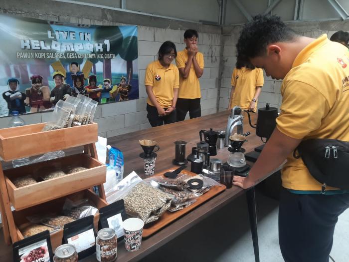 Pelajar SMA Labschool UPI Cibiru Live In di Pawon Kopi Salarea