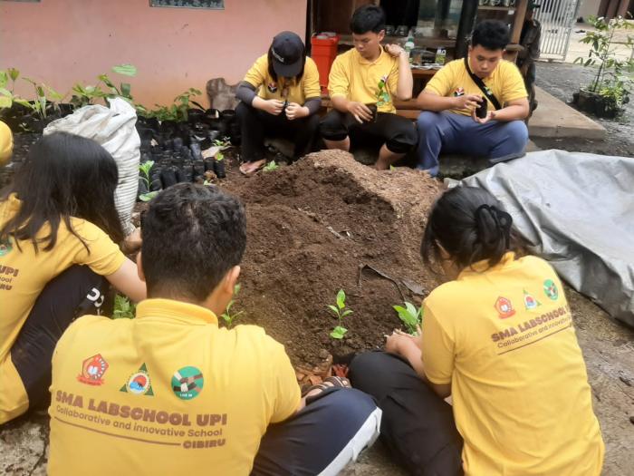 Pelajar SMA Labschool UPI Cibiru Live In di Pawon Kopi Salarea